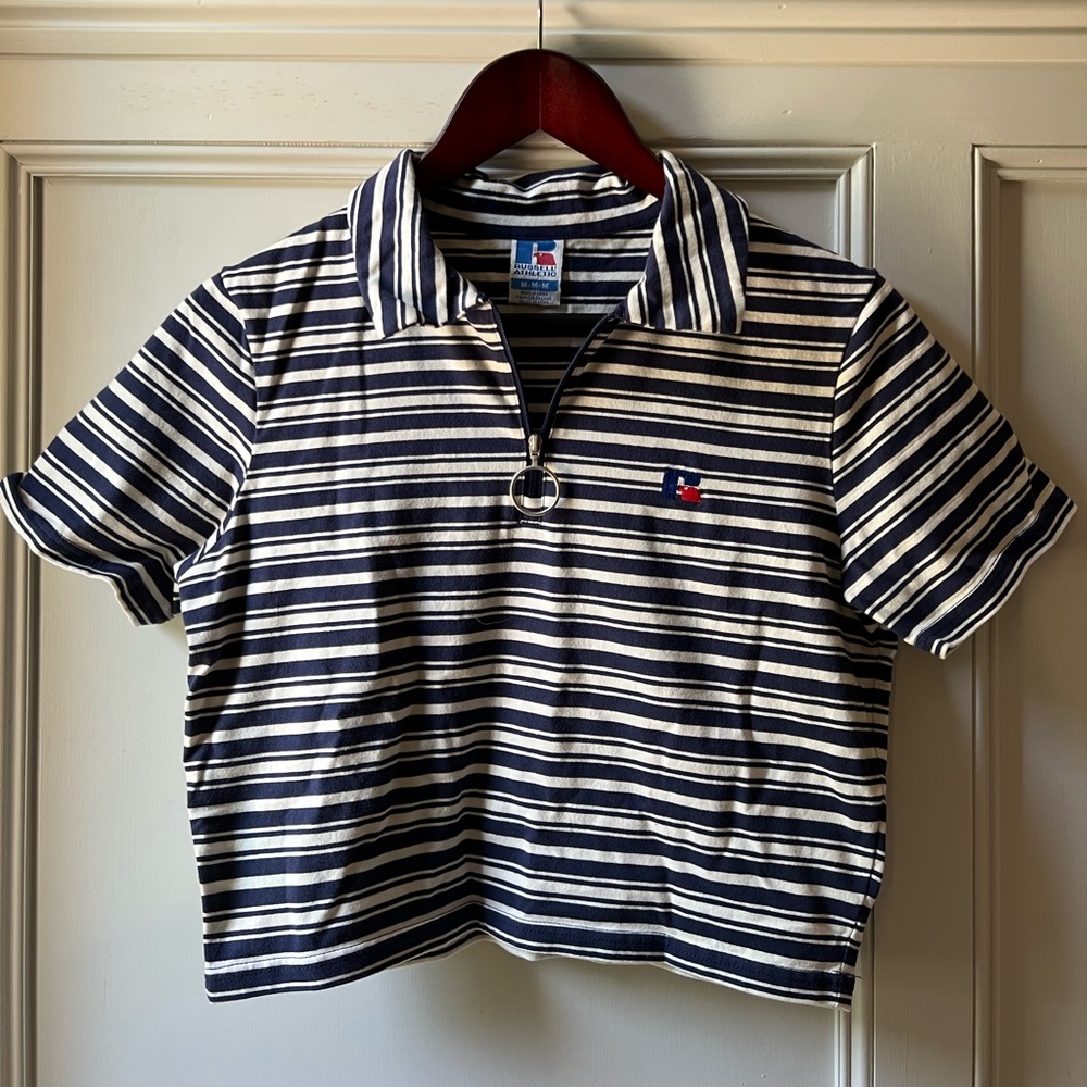 Vintage Russell Athletic t-shirt in a size medium!